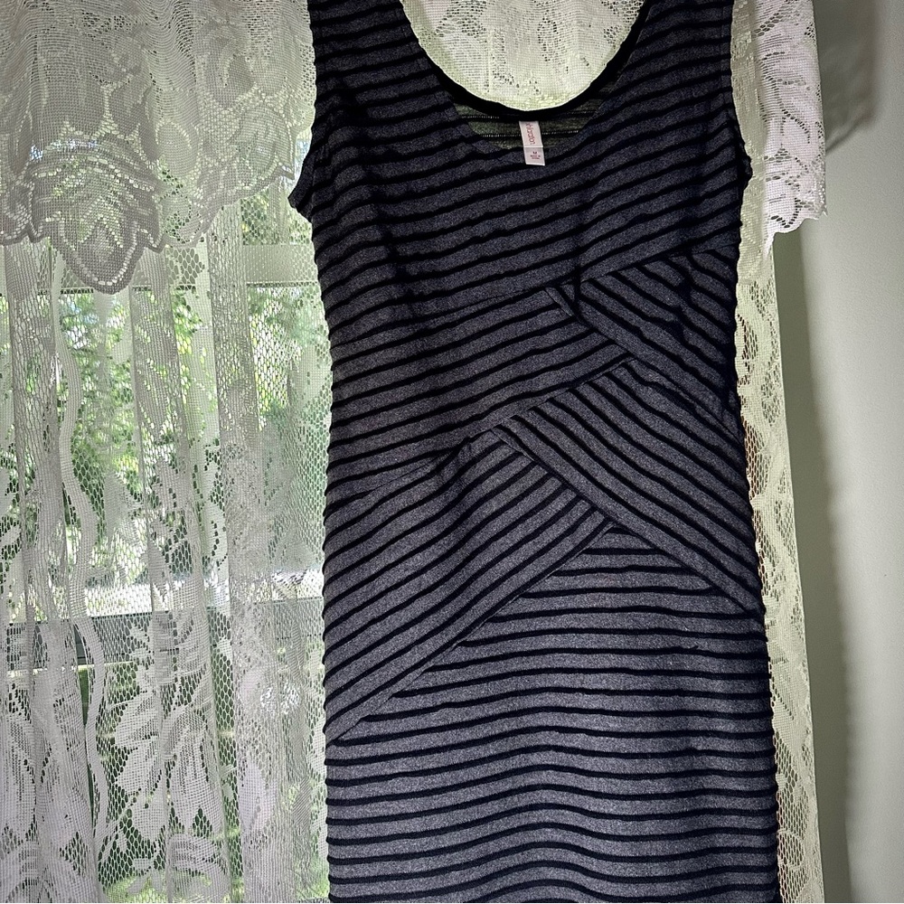 Cute zig zag Xhilaration black and grey stripe dress, size Medium.